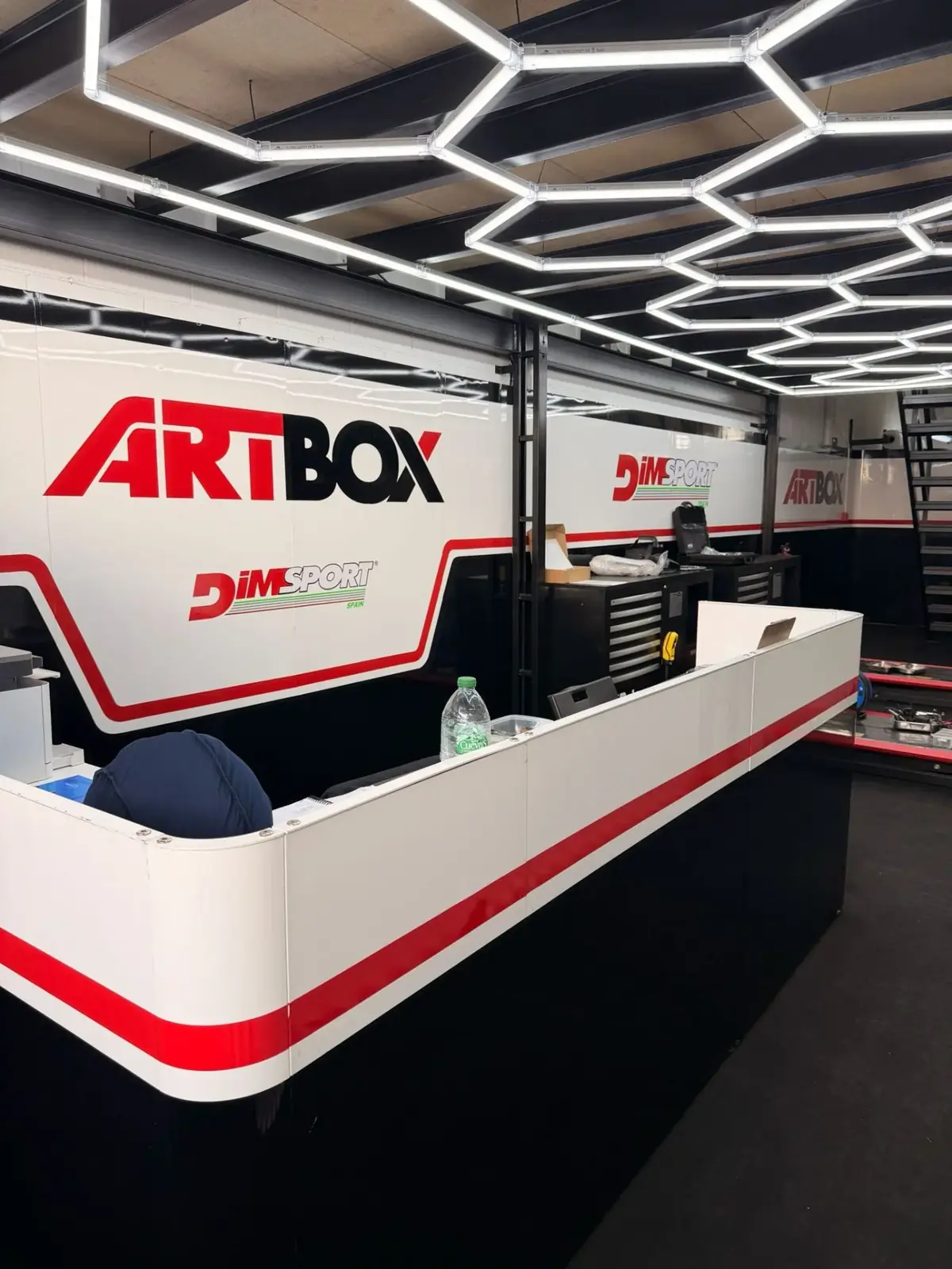 Box de taller vinilado con la identidad de ArtBox y Dimsport