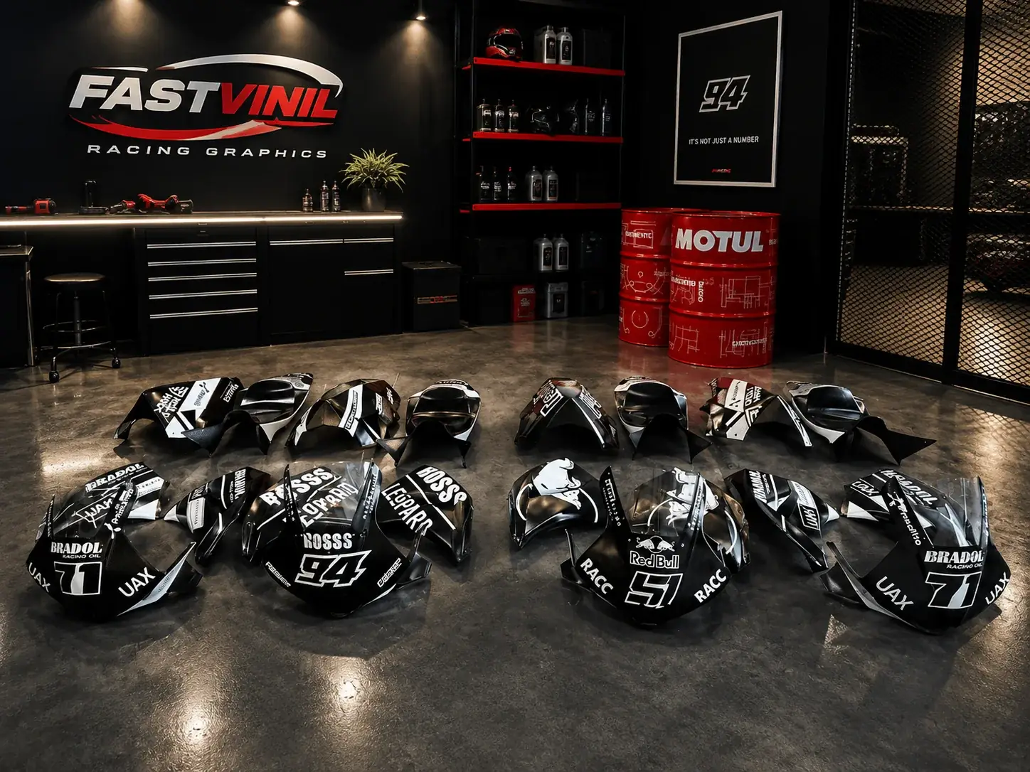 Carenados de moto de competición vinilados en el taller FastVinil