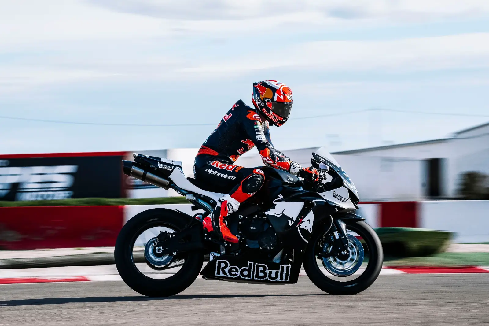 Piloto en pista con moto de competición decorada por FastVinil