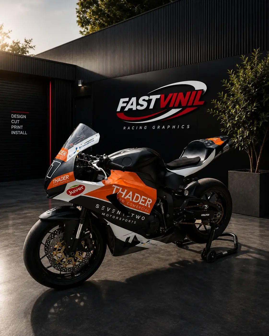 Moto de competición de Thader Racing decorada con vinilos FastVinil